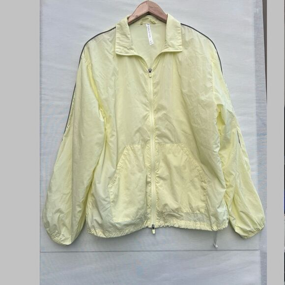 Fabletics Oversized Flyweight Windbreaker size Medium - Picture 4 of 7